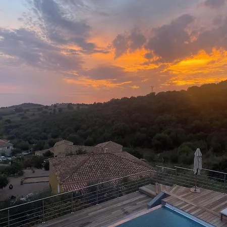 Modern 5 Double Bedrooms, New Ac, Private Pool And Stunning View 800 M From 萨戈内
