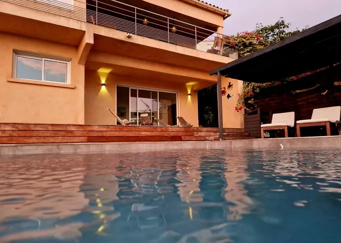 Modern 5 Double Bedrooms, New Ac, Private Pool And Stunning View 800 M From 别墅